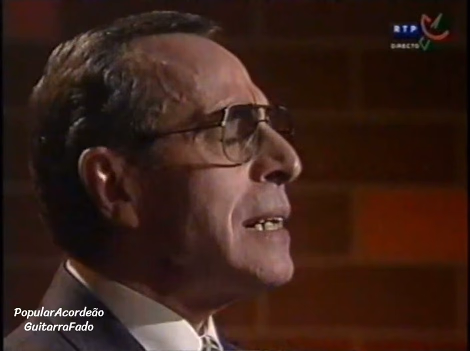António Rocha, de perfil y con gafas, canta el Fado Corrido, una de las melodías más antiguas del Fado de Lisboa, en la televisión portuguesa