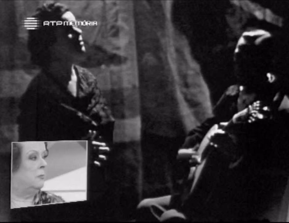 El Fado Menor de Lisboa en unas imágenes antiguas de televisión en blanco y negro: siluetas oscuras con guitarras y, en una esquina, una foto de la cantante Fernanda Maria