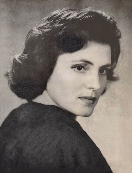 Amália Rodrigues, la reina del Fado de Lisboa, mira a la cámara por encima del hombro en un retrato de estudio en blanco y negro