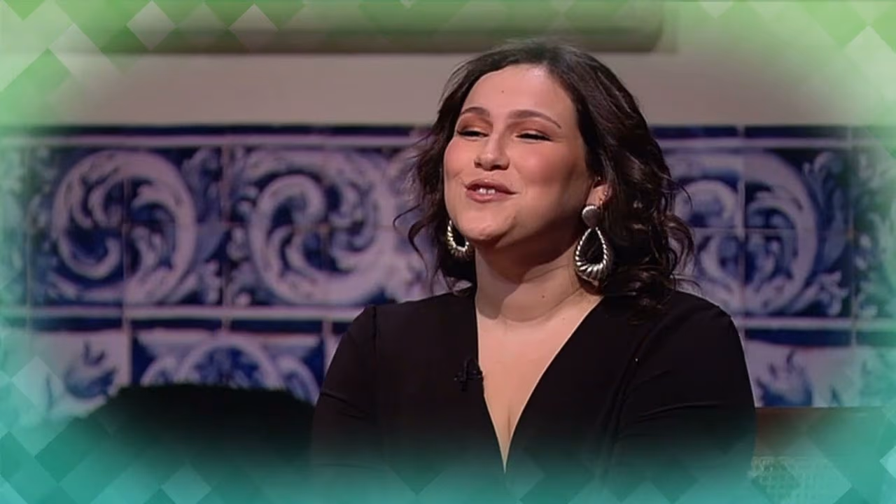 Beatriz Felício sonríe en televisión ante unos azulejos azules de Lisboa, antes de cantar el Fado Vianinha