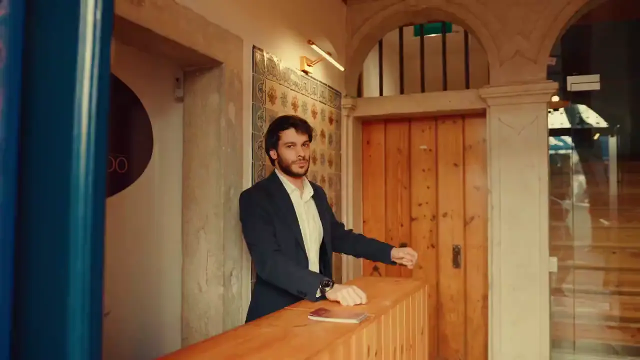 La puerta de nuestra sala de la Sé, en Lisboa, y dentro las guitarras: así empieza una película sobre el Fado